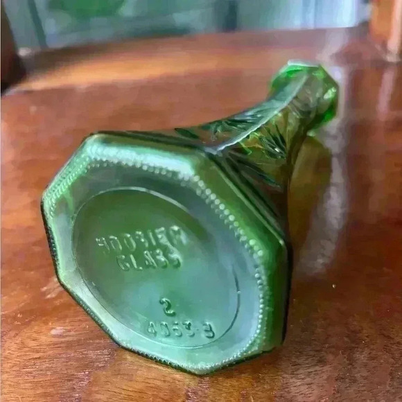 Small green Hoosier glass bud vase / propogation vase - Picture 2 of 3